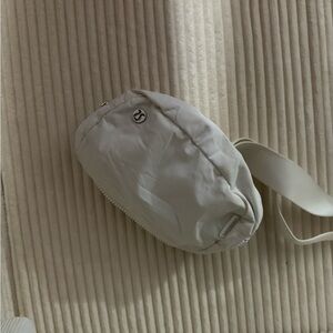 White Lulu Fanny pack